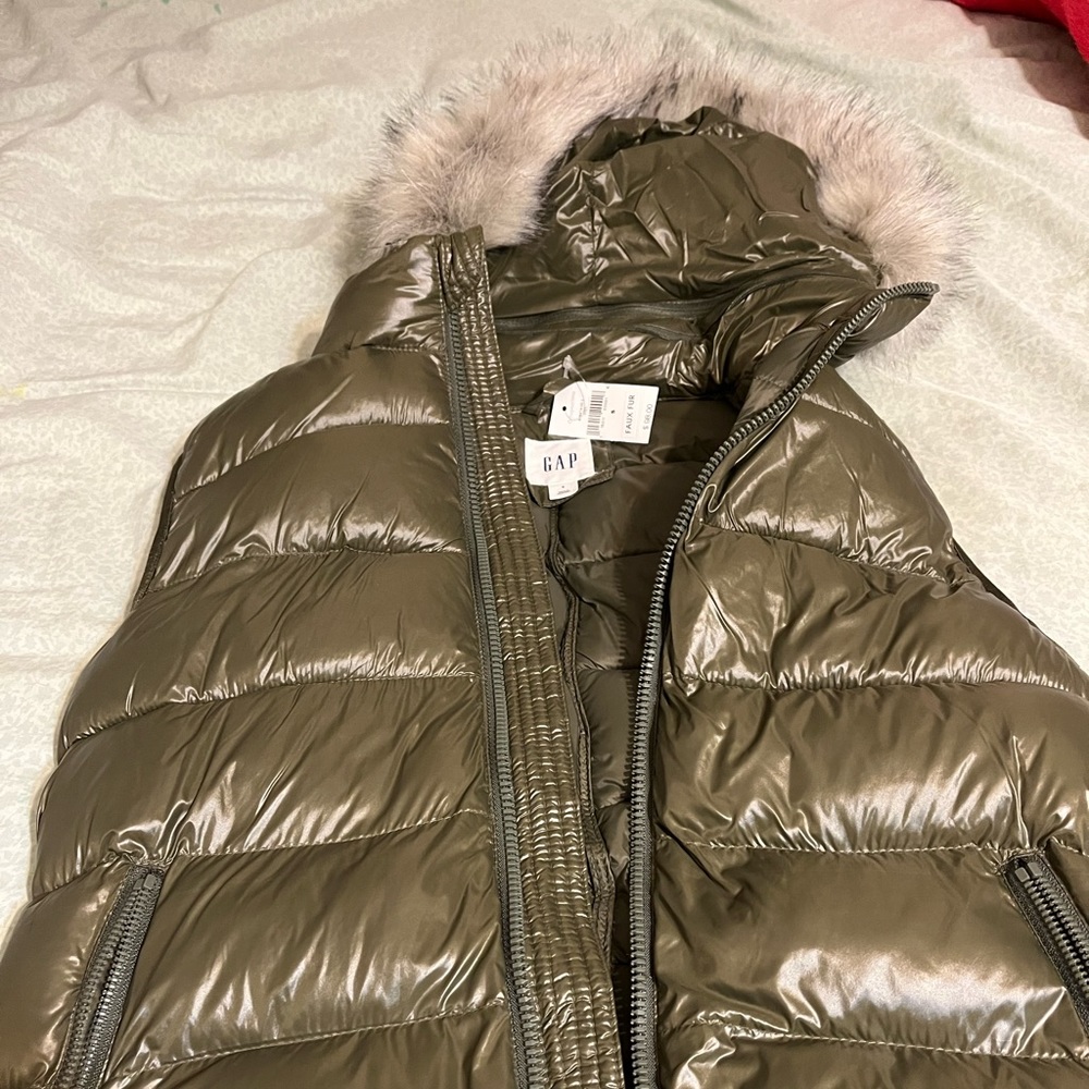 Gap olive green vest. New with tags I just didn’t like it after all.